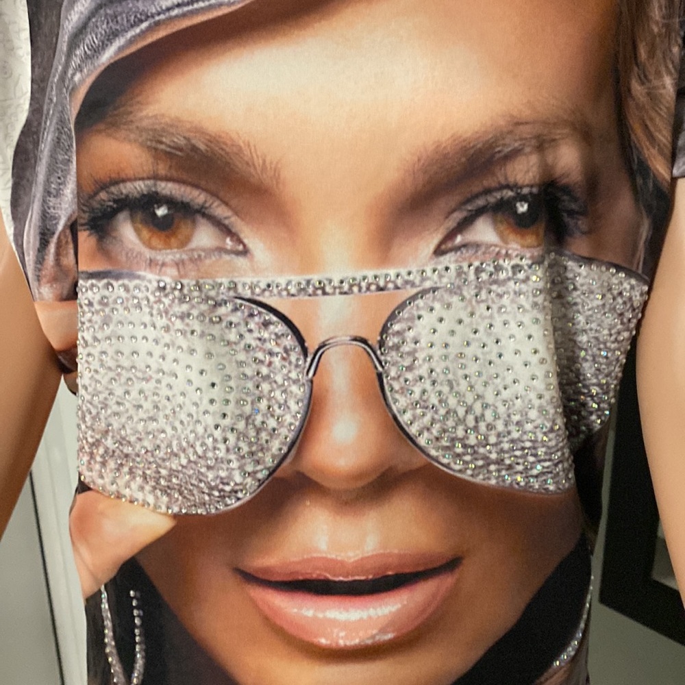 Blouse With Lo Image With An Abandoned Short Slee… - image 3